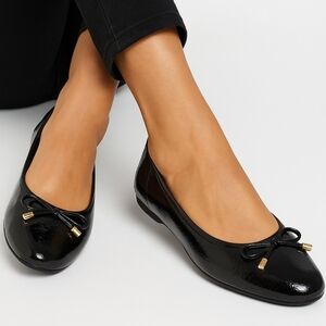 NWOT Clarks Patent Leather Flats Size 7 Preppy Minimalist